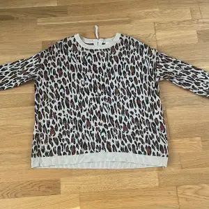 En snygg leopard tröja från hm som inte kommer till användning! Nyskick  Köparen står för frakt 