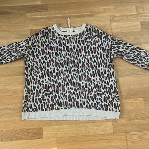 Stickade leopard tröja - En snygg leopard tröja från hm som inte kommer till användning! Nyskick  Köparen står för frakt 