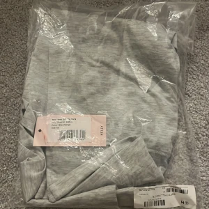 Grå, yoga pants - Helt oanvända lågmidjade yoga pants från Nelly i storlek xs. Säljer pågrund av att jag råkat beställt två par.