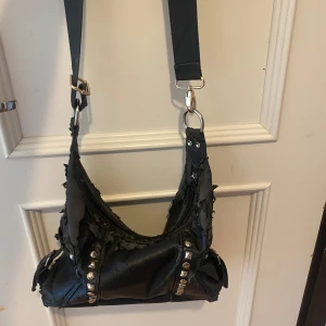 Y2k väska - Jättefet handväska, rätt liten. Lädret eller det materialet ytterst på väskan har börjat falla av ganska mycket så därför billigt pris. Kommer inte till användning längre. (Priset går såklart att diskuteras) 