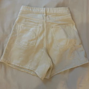 Wide Jeans shorts  - Vita jeans shorts ifrån h&m. Säljer då dem är för små för mig☺️