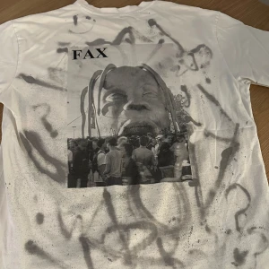 Travis Scott DIY T-Shirt - En DIY-målad Travis Scott T-Shirt med en messy aesthetic och en baggy passform. I storlek L och väldigt bra kvalité.