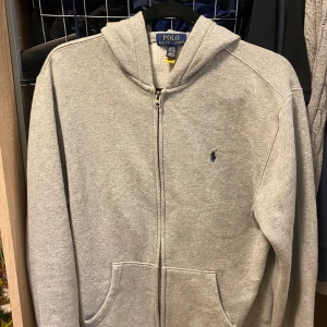Ralph lauren kofta  - Tja, säljer en fräsch Ralph Lauren-kofta för 450 kr (nypris 1100 kr). Storlek 170 cm, men den passar också som M/S. Hör av dig vid intresse eller frågor. Priset kan diskuteras vid snabb affär!