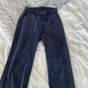 Juicy byxor - Marinblå juicy byxor i stl XS. Kommer ej till använd därav säljer jag❤️