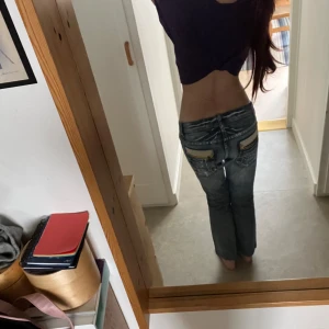 Unika jeans - Äkta Back number, super snygga y2k flared jeans från Japan. Är i bra skick, längden är ~87cm. Jättefina fickor. Är tyvärr för korta för min smak.🎀🤗