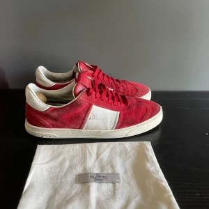 Valentinos flycrew  - Säljer nu dess riktigt feta valentino flycrew i en riktigt fet och rare färg🛑 Storlek 44🌟 dojjorna är välanvända, defekter förekommer, sulan har blivit reparerad🤝  Skriv vid frågor eller funderingar 