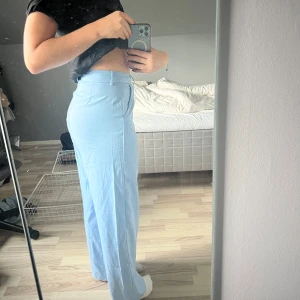 Kostymbyxor  - Blåkosymbyxor som jag fått mycket komplimanger om men tyvärr inte använder längre. Mer losefit men sitter snyggt. Färger är mest sann på bild 2 