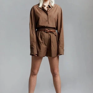 The Frankie Shop Set Skjorta Shorts Strl M Brunt - Set från the Frankie Shop i brunt, oversized skjorta och boyfriend boxer shorts, Strl M/L men passar från XS.  Nypris ~3000kr.   
