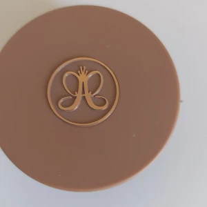 Anastasia bronzer cream - Bara använt en gång. Färgen cool brown.