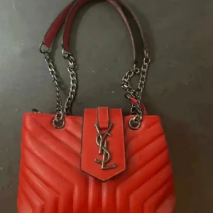 Yves saint Laurent väska  - Helt ny och oanvänd röd väska från Yves saint Laurent. Pris kan diskuteras vid snabb affär.