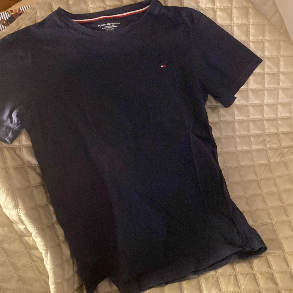 Tommy Hilfiger marinblå basic T-shirt, superfin! Passar storlek xs/s dam. T-shirts.