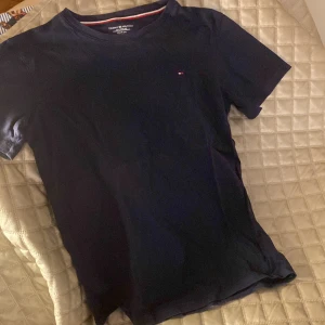 Tommy Hilfiger T-shirt i fint skick! - Tommy Hilfiger marinblå basic T-shirt, superfin! Passar storlek xs/s dam