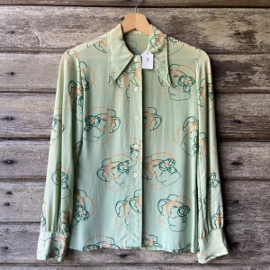 Blus/skjorta - Superfin vintage blus/skjorta från det franska märket michel axel. Troligen 70-tal. Rätt säker på att den är i siden. Har några supersmå hål som inte syns när man har den på sig.