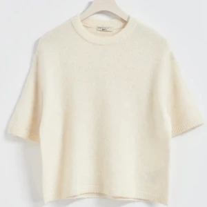 Trekvartsärmad tröja - Super fin trekvartsärmad tröja från Gina som är slutsåld på hemsidan. Tröjan är i väldigt bra kvalitet! Köparen står för frakten 💗