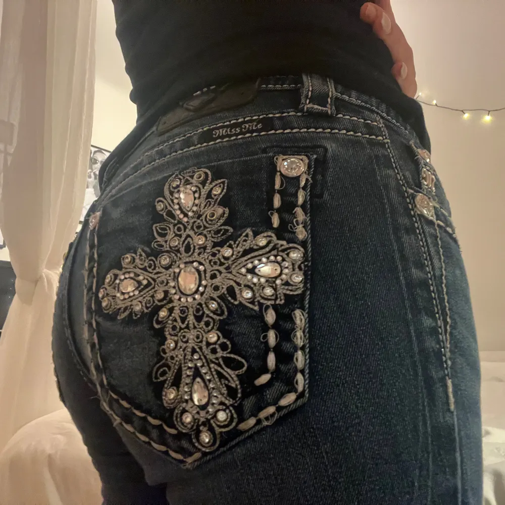 Säljer mina älskade miss me jeans med kors på bakfickorna! I stolek 28!  De är slitna vid nedersta delen av jeansen därav priset. Men man kan säkert sy upp de om man så vill! Köp gärna! . Jeans & Byxor.