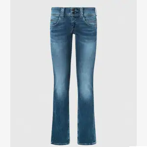 Blåa lågmidjade jeans straight leg, och inte använda ofta!!! Bra skick nästan som nya. Köpte dem för 999kr.