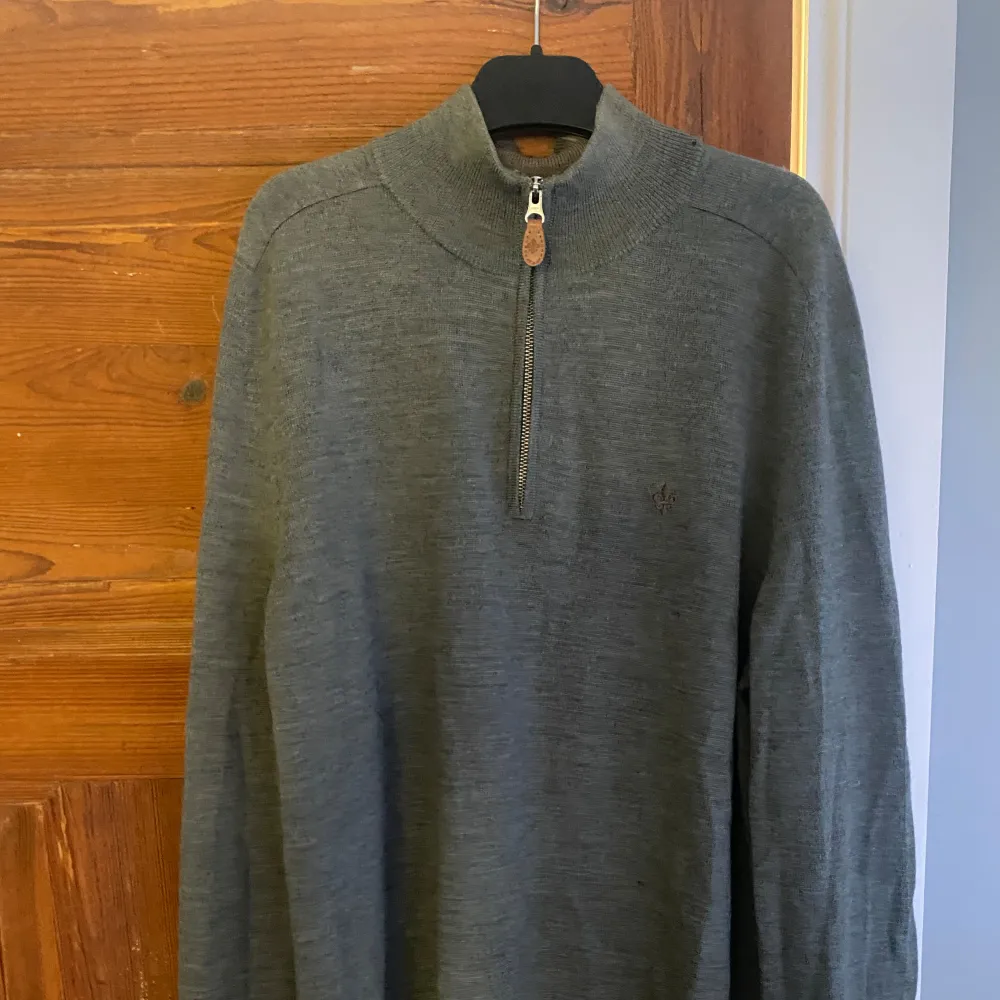 Morris half zip 100% merinoull. Nypris runt 1700kr. Hyfsat bra skicka det ända man kan klaga på är att den är lite nopprig och har ett ytterst litet hål på kragen. Säljer då jag hitta den i garderoben efter ett tag och märkte att jag har växt ur den. Hoodies.