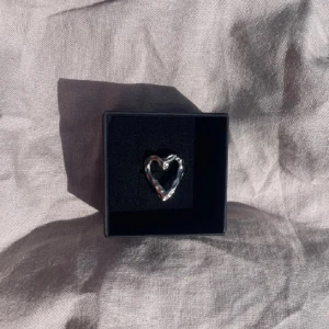 Saga ring rostfri  - 45kr/st, i 201 Stainless steel,  finns flera i lager😊 kolla gärna in min instragram där jag främst sköter försäljningen 🤍 fler liknande smycken hittar ni på min sida 🥰