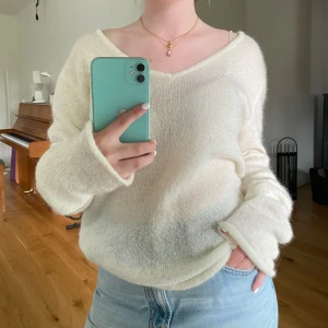 Brandy Melville stickad - Otroligt fin stickad från Brandy Melville som tyvärr inte kommer till användning då den är aningen stor för mig. Skulle säga att den sitter som en M 💘 Nypris 350 kr