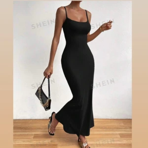 Klänning - Svart klänning från SheIn. Aldrig använd!