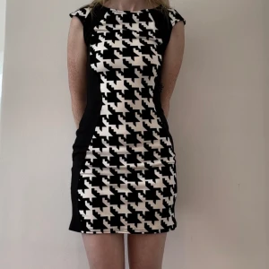 Klänning med mönster - Fin uppklädd figursydd klänning med mönster.