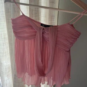 Zara topp - Säljer denna super fina topp från zara, har inga defekter och endast använd fåtal gånger 