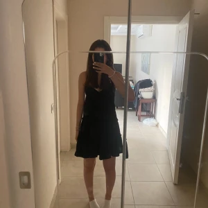 svart klänning  - endast använd på bilden och en annan gång. passar mig som är storlek S