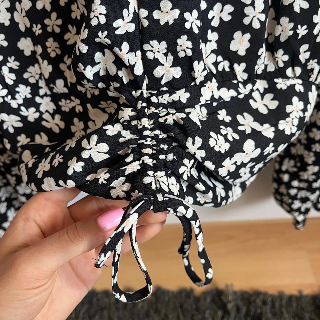 Svart blommig blus - 91