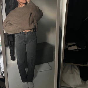 Jeans  - Tveka inte vid frågor! Säljs på grund av flytt och rensning 🌸 Defekt på dragkedja men kan användas precis som vanligt