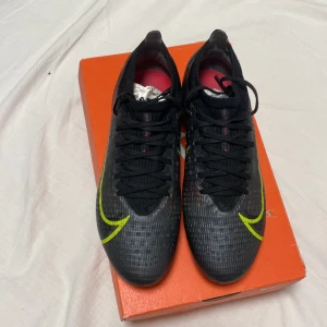 Nike marcurial  - Jag säljer mina Nike marcurial för att dom var för små när jag köpte dom dom jätte sköna och dom är helt ny.  Priset kan diskuteras.