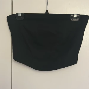 Svart Korsettopp - Svart croppad korsettopp från gina tricot i strl 34, knappt använd då den inte passar mig 🫶🏼