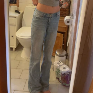Lågmidjade jeans - Jätte fina lågmidjade jeans från monki. Nypris 500 sek. Det står storlek 24 i byxorna