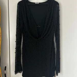 ohpolly klänning  - säljer denne jätte fina klänningen från ohpolly, endast använd under en kväll och har inga defekter, den är alltså precis som ny. köpt för 900, säljer för 600kr❤️ storlek 14, skulle säga att det är L!