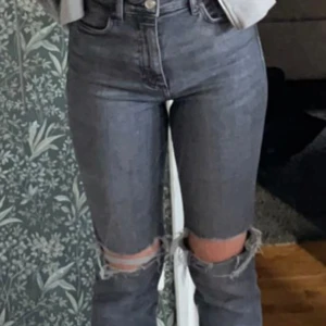Grå jeans med hål o slits - Lite slitage längst ner men annars i fint skick Passar mig som e 165 Slits längst ner 