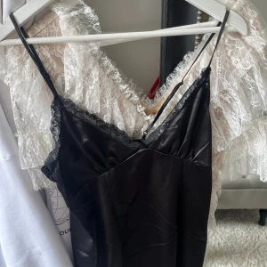 Svart satin klänning  - Svart satin klänning från hm i storlek S. Jätte fin och festlig. Använd fåtal gånger 🤍🤍