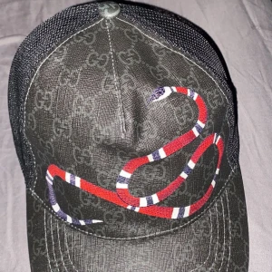 Cucci keps - Den är i bra skick har ett litet hål som är ej synligt. Det bara att fråga om ni har några frågor 