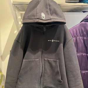 Sail racing hoodie - Svart Sail racing hoodie, är i bra skick. Stolek 160.