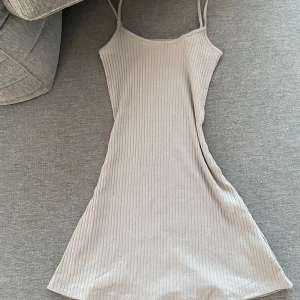 Klännig  - Söt beige klännig funkar till allt och har skönt matrieal 