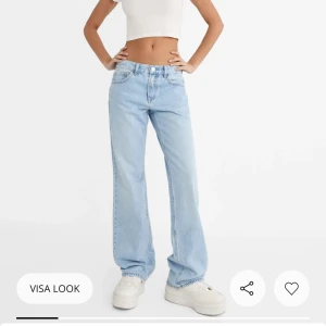 Stradivarius mid waist jeans - Säljer dessa supersnygga jeans🩵 Helt oanvända, endast testade! Har lånat några av bilderna. Hör av er om ni har några frågor/vill se fler bilder💘 Pris går att diskuteras. 