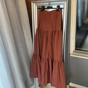 Lång kjol - Så fin långkjol från boohoo. Aldrig använd!   Köpte två storlekar, valde den andra💕