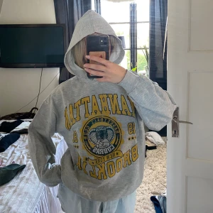 Hoodie - Grå hoodie med snyggt tryck på framsidan, lite tunnare material som hänger snyggt på kroppen  Från Nelly Only Storlek 34