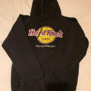 Svart hoodie - En svart hoodie. Har köpt den för ungefär 650kr om jag minns rätt. Har använt den rätt så mycket men det har inte blivit någon skillnad på den. Den hade ett litet hål vid armhålan men har sytt den så det syns inte. Den är inte oversized i storleken!