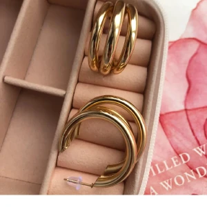 Örhängen  - Helt nya guldiga örhängen.