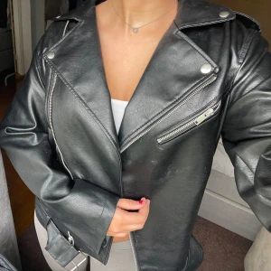 SKINNJACKA - Supersnygg, HELT ny skinnjacka från Vero Moda . Endast använd vid ett tillfälle!! ❤️