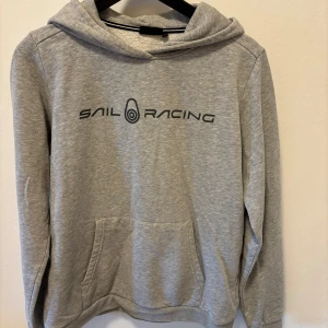 Hoodie  - En hoodie från Sail Racing. Använd ett par gånger sparsamt och är i bra skick. Kan tänka mig gå ner i pris! 🩷