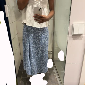 Blommig kjol - Lång blå blommig kjol med slits från SHEIN i stl 164. Den köptes för 120. Säljer då den inte kommer till användning längre, pris kan diskuteras.