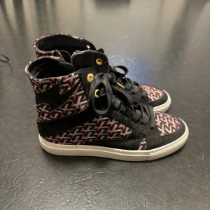 Zadig Voltaire skor - Säljer nu mina Zadig Voltaire skor använd cirka 4 gånger, nypris: 4 000