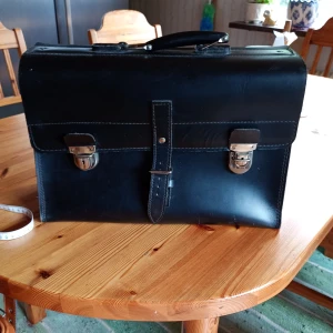 Stor svart väska med handtag låsbar, - Fin stor svart väska skinn/läder med handtag och lås.märkt med Televerket.