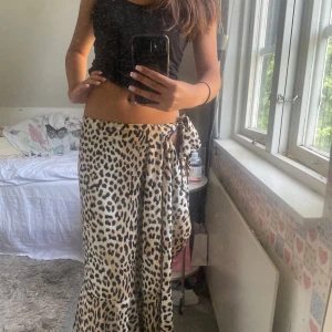 Leopard kjol - Så snygg leopard kjol passar xxs-s berodde på hur man vill att den ska sitta.