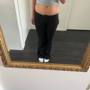 Low waist kostymbyxor - Byxorna är köpta secondhand och är i väldigt fint skick. Byxorna är ganska utsvängda. Inte använda någon gång. Midjemåttet på byxorna är 76 cm❤️